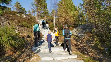 Familie på vei opp til Kvernberget